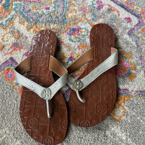 Tory Burch Monroe sandals silver flip flops size 7 women’s - Picture 1 of 3